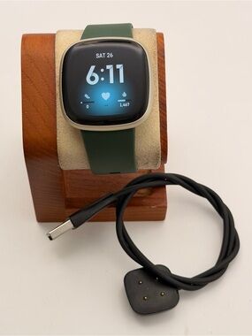 Fitbit Versa 3, Gold & Green, Charger Included, Good, fitness tracker, Tested